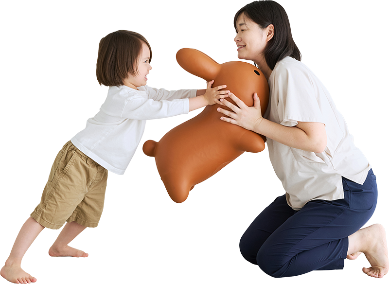 お相撲ボンボンで遊んでいる子供