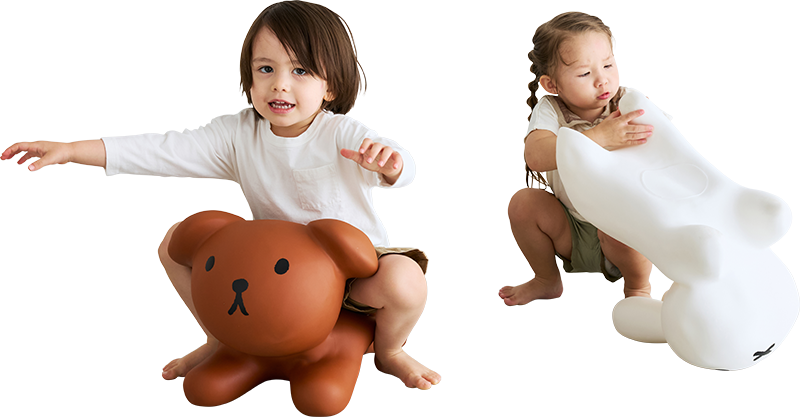 ぷしゅーバランスで遊んでいる子供