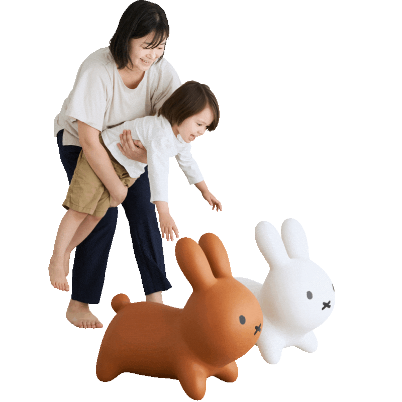 ボンボンクレーンゲームで遊んでいる子供