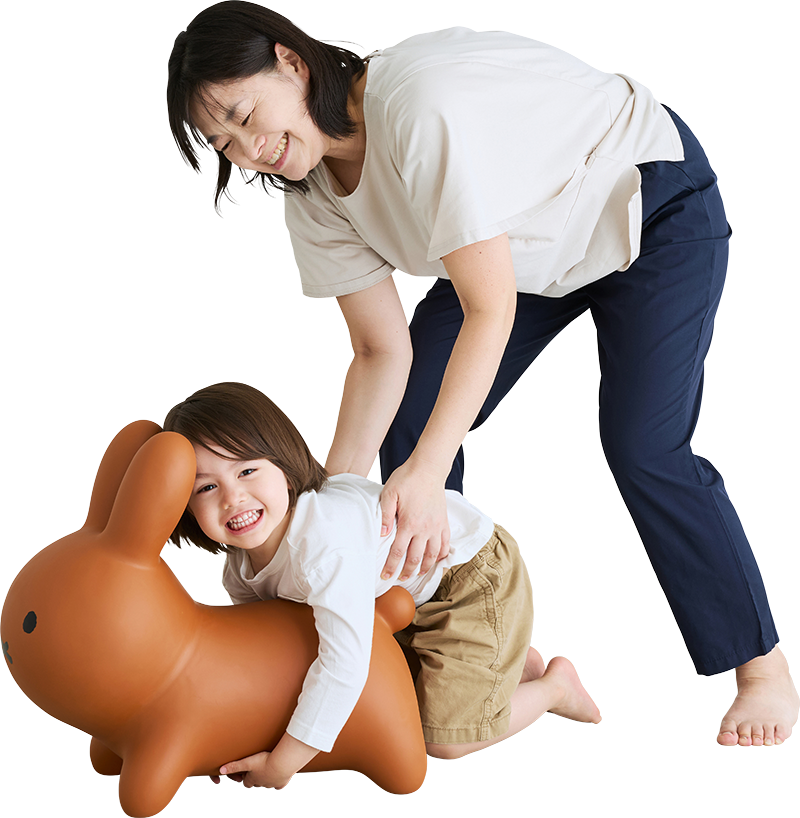 守ってボンボンで遊んでいる子供