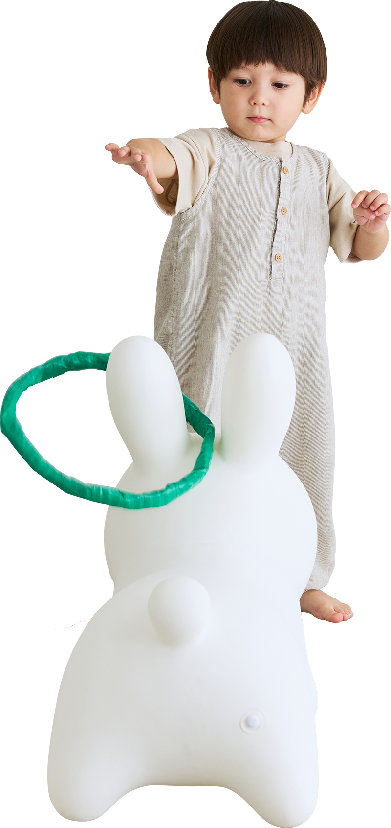 輪投げボンボンで遊んでいる子供