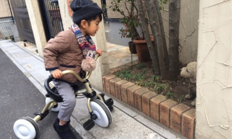 自分の力で三輪車のペダルを漕ぎ進める!|けんせいくん(当時2才)