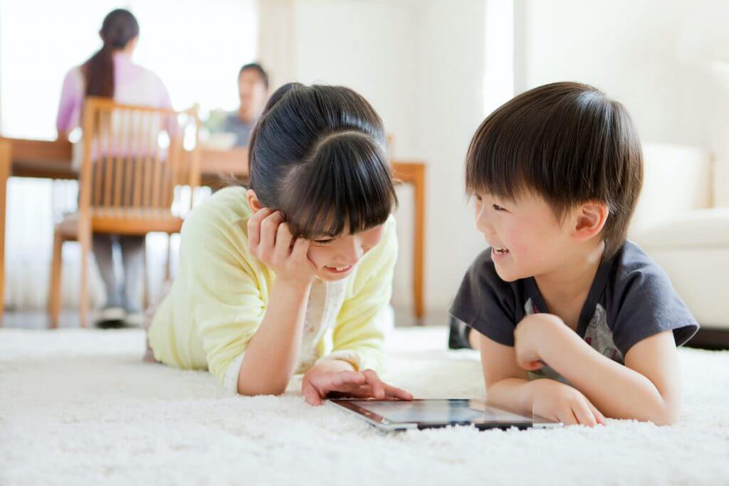 女の子と男の子がスマホを見ている様子