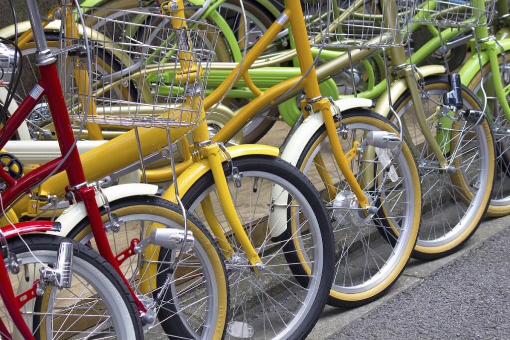 カラフルな自転車が並んでいる