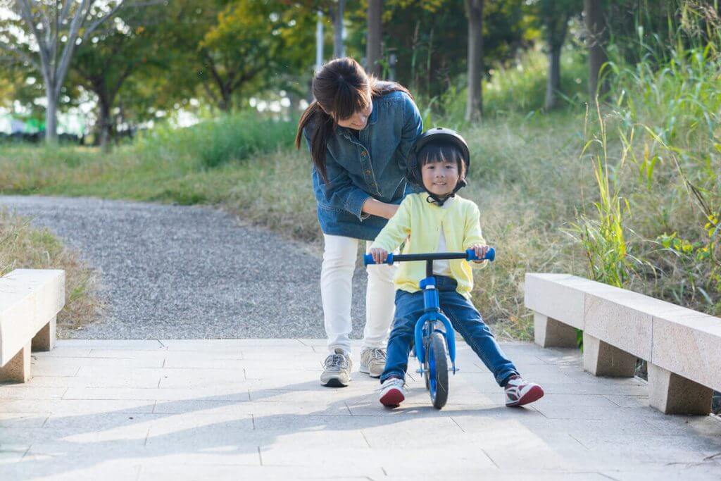 男の子がキックバイクに乗っている様子