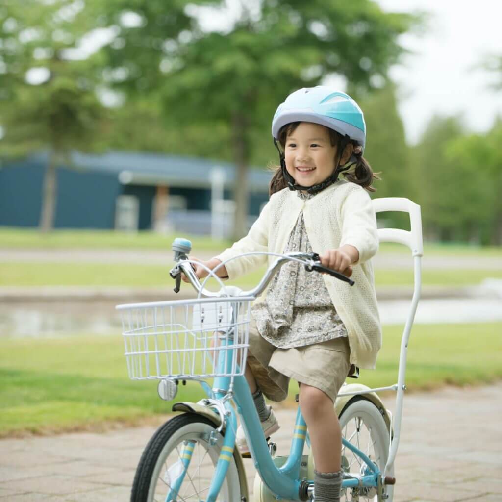 小さな女の子が自転車に乗っている様子