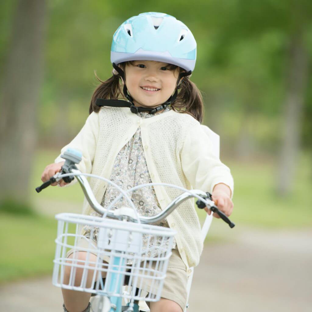 小さな女の子が自転車に乗っている様子