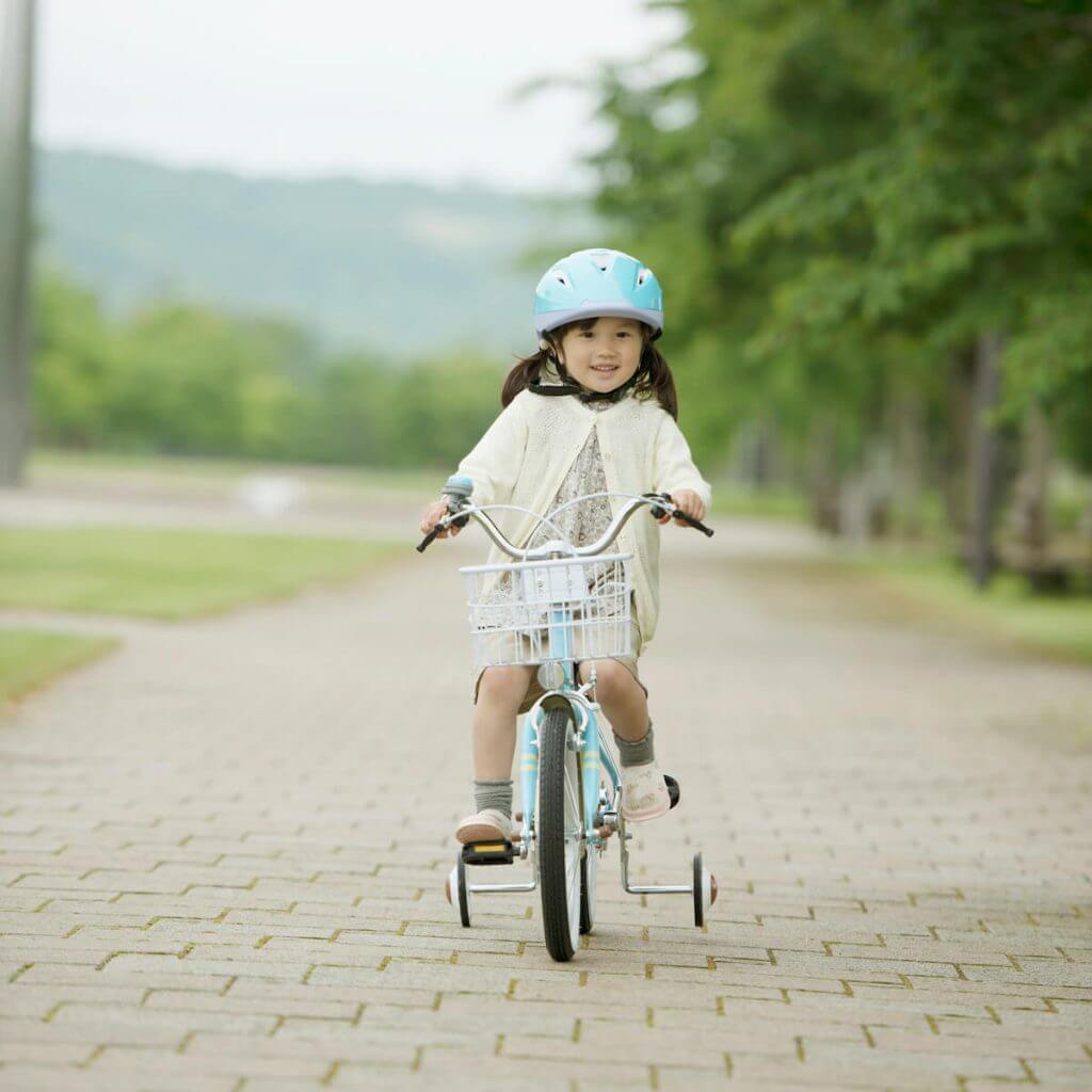 小さな女の子が自転車に乗っている様子