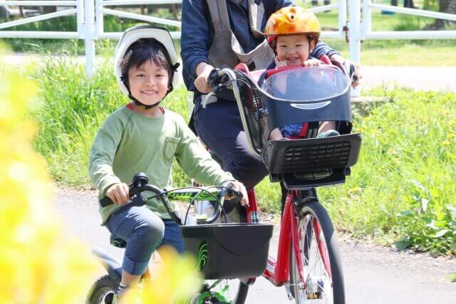 親子で自転車に乗っている様子