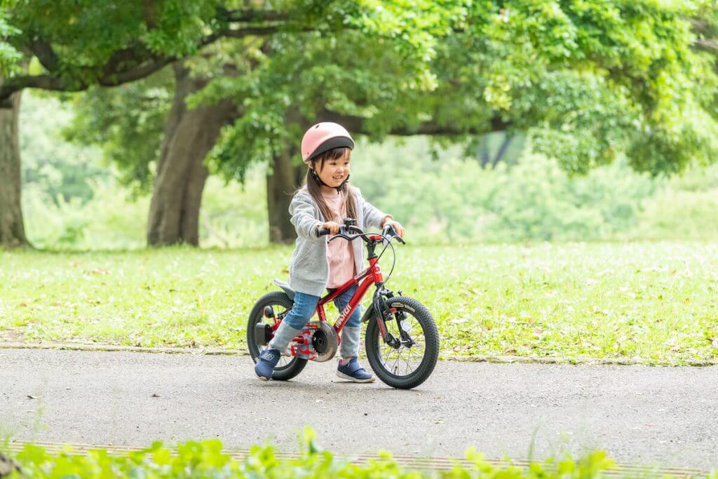 女の子がキックバイクに乗っている様子