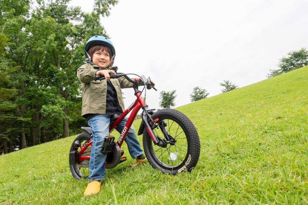 男の子が自転車に乗っている様子