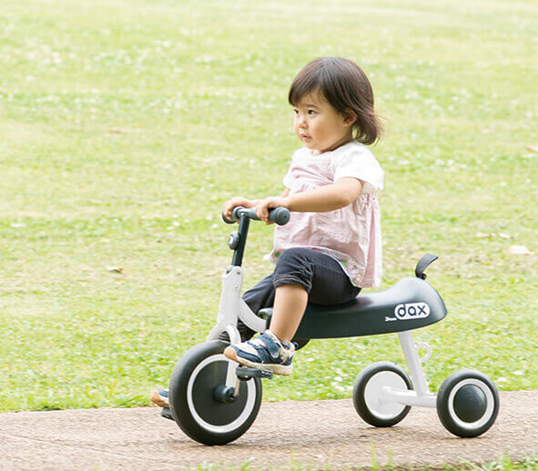 女の子が三輪車に乗っている様子