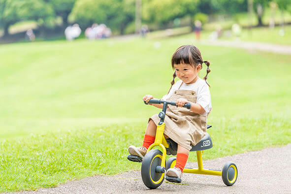 女の子が三輪車に乗っている様子