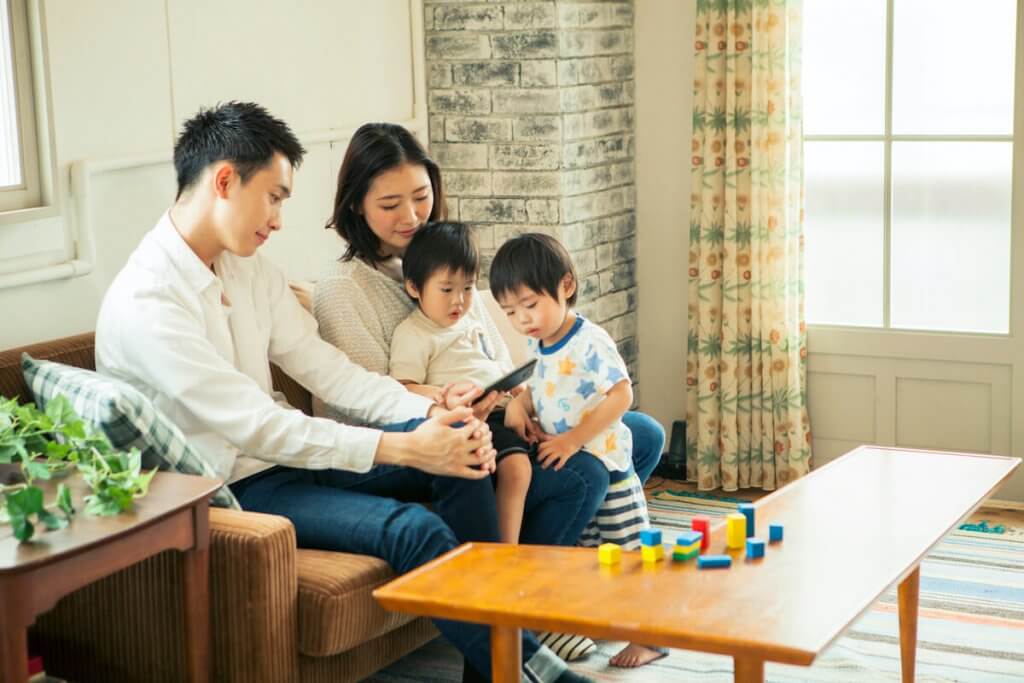 親子でタブレットを見ている様子