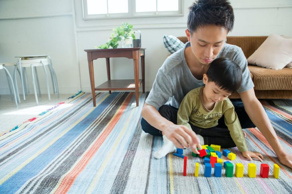 子どもと一緒に遊んでいる様子