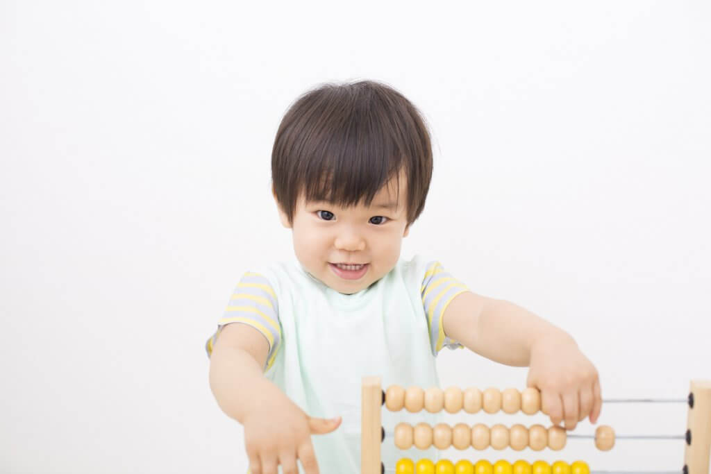 幼い子供が知育玩具で遊ぶ様子