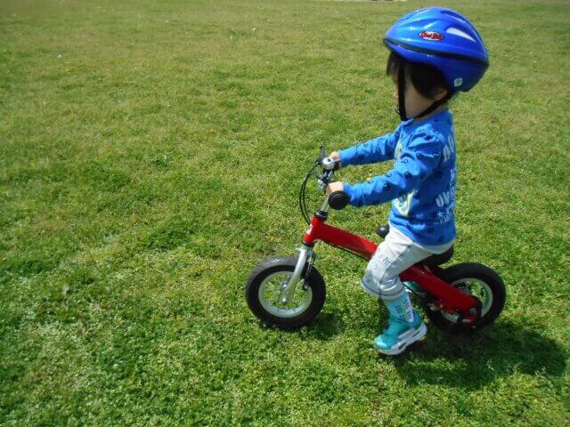 男の子がキックバイクに乗っている様子