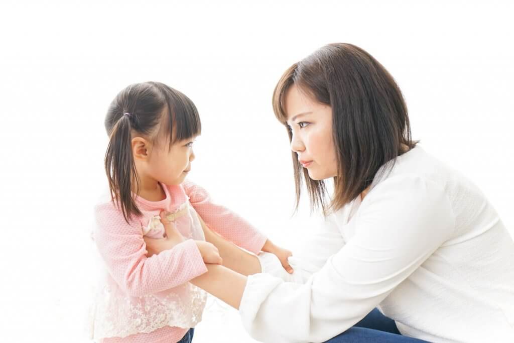 親と娘が向き合う様子