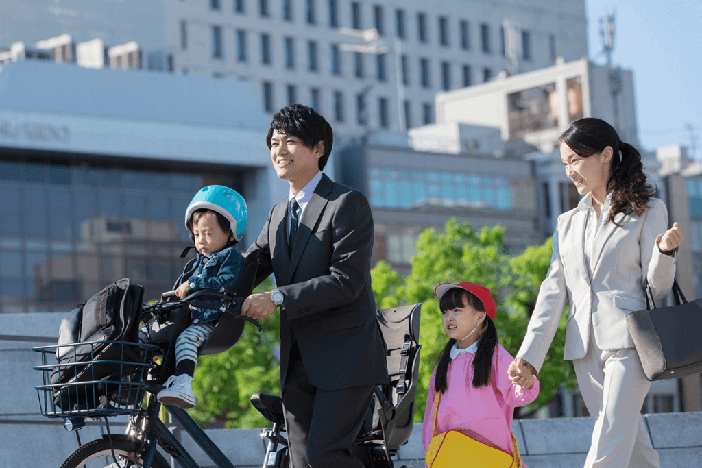 パパとママとパパの自転車に乗る男の子と女の子