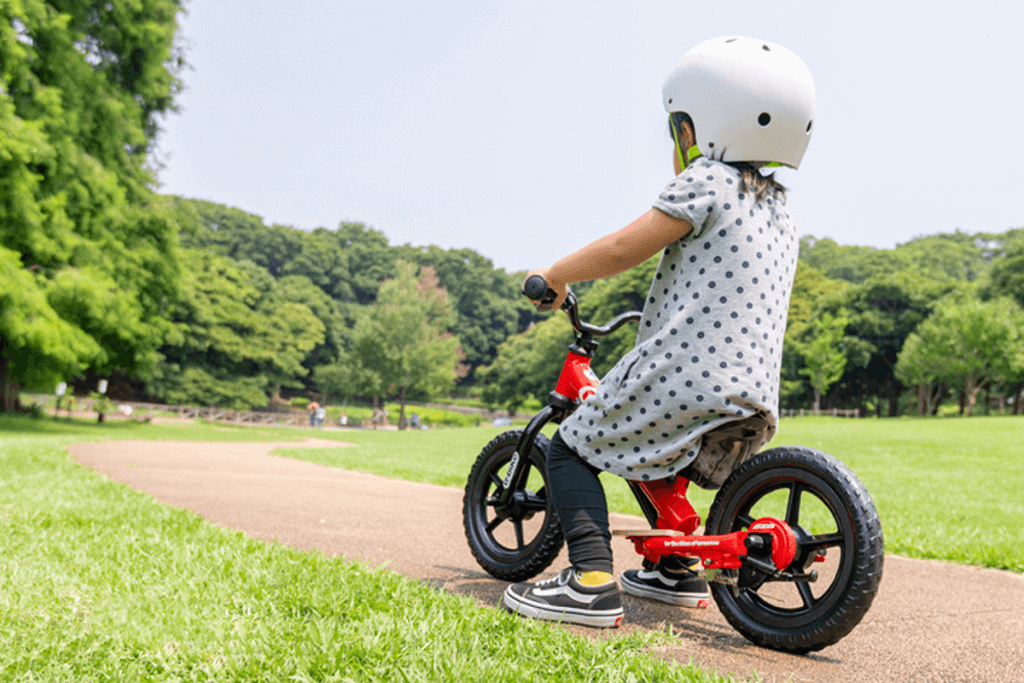 キックバイクを練習する女の子の後ろ姿