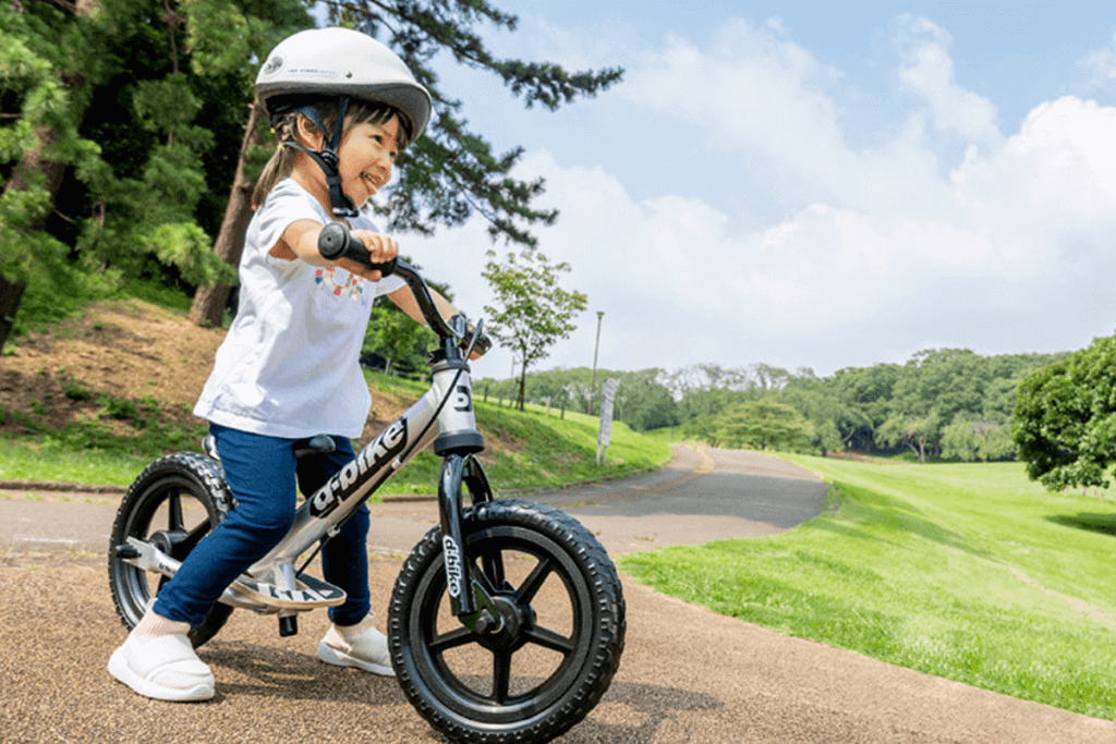 キックバイクを楽しんでいる女の子