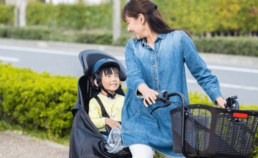 ヘルメットをかぶる子どもとママ