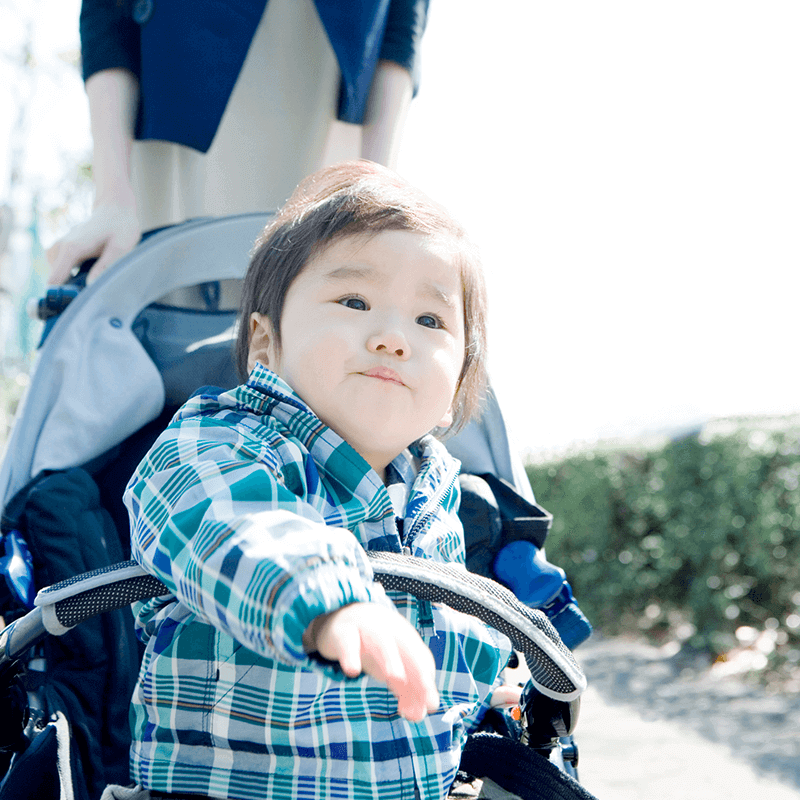 ベビーカーにのる男の子