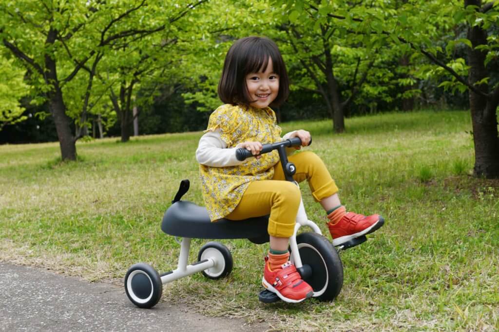 ディーバイクダックス（ホワイト）にのる女の子