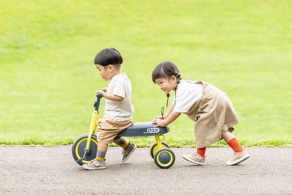 ディーバイクダックスにのる弟を後ろからサポートするお姉ちゃん