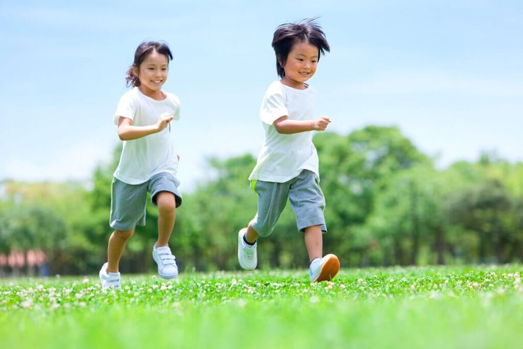 かけっこをする女の子と男の子