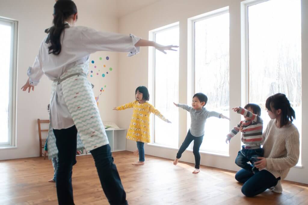 運動する子どもたち