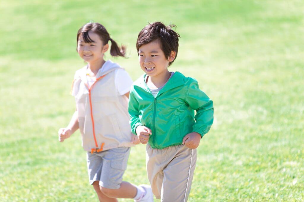 ランニングする男の子と女の子