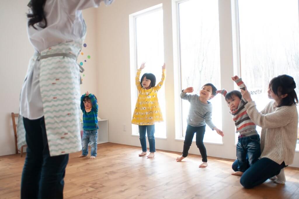 運動する子どもたち