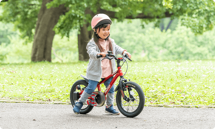 自転車にのる女の子