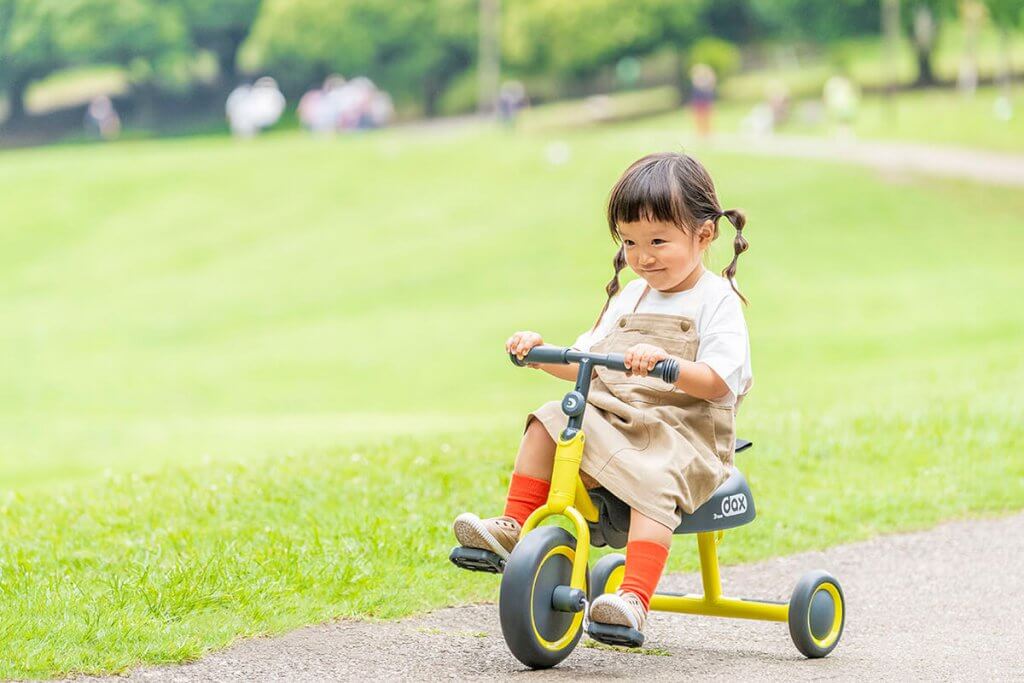 ディーバイクダックスでのりものあそびを楽しむおんなのこ