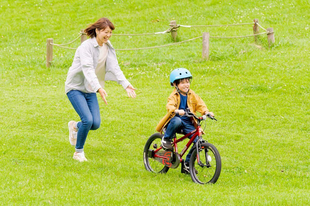 ディーバイクマスタープラスで自転車にのれた瞬間のおとこのことサポートするママ