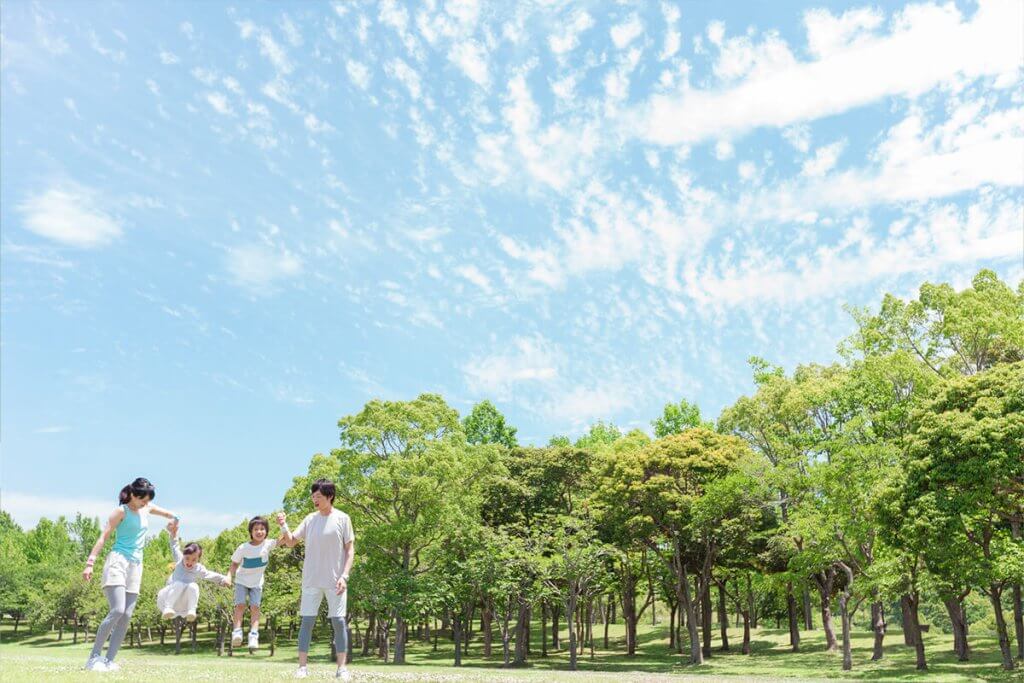 青空の公園であそぶ親子