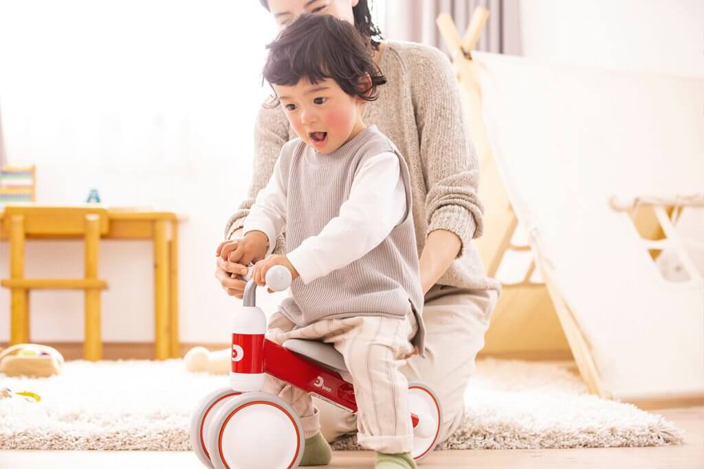 ディーバイクミニプラスであそぶ子ども