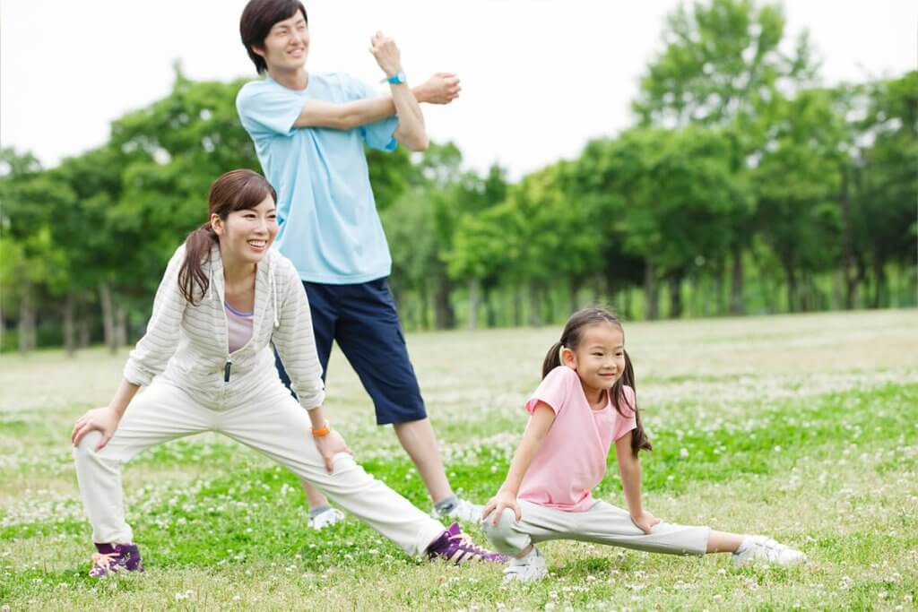 準備運動をする子どもとママとパパ