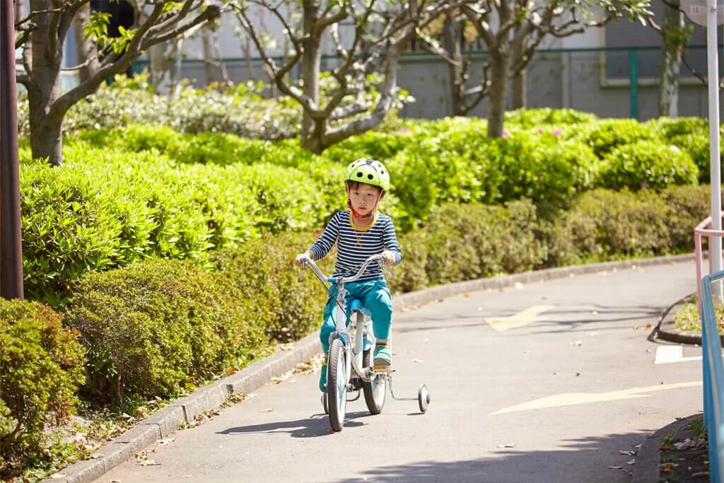 自転車にのるおとこのこ