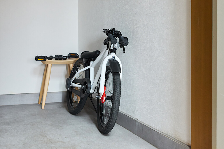 玄関におさまる19cm幅の自転車